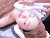 通常のケアでは浸透できないヒアルロン酸やコラーゲンなどをお肌にやさしい電気を使用して導入することができるエレクトロポレーション。内側からふっくらハリのあるお肌やぷっくりと潤った、スッキリとしたフェイスラインが期待できます。